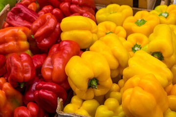 Pimientos rojos y amarillos en un mercado de Bolzano, en el Tirol del Sur, Italia