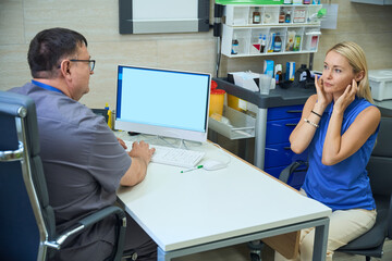 Fototapeta premium Patient explaining symptoms to doctor during consultation