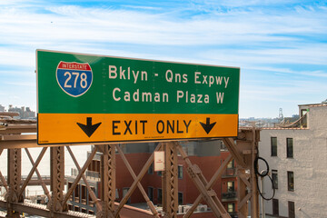 Fototapeta premium Señal de tráfico que indica la salida en el puente de Brooklyn. Señal de tráfico a la entrada del puente de Brooklyn en el lado de la isla de Manhattan. Autopista interestatal 278 en Nueva York, USA. 