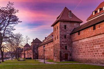 Fototapeta premium Farbenfroher Sonnenuntergang über der südlichen Stadtmauer auf Höhe der Frauentormauer und Färberplatz.