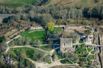 Naklejka premium vue aérienne du château de Domfront en France