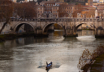 A group of rowers on the river in Rome © Conrado