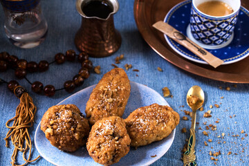 melomakarona griechisches weihnachtsgebäck mit griechischem Kaffe,e einem briki und komboloi