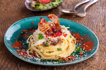 spaghetti carbonara on wood