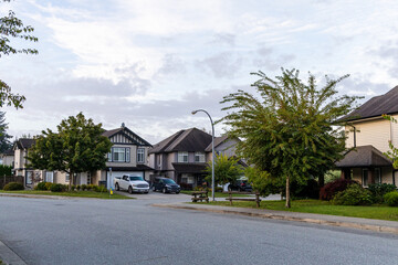 Naklejka premium Peaceful Residential Street in Mission, BC, Canada with Charming Family Homes and Lush Greenery