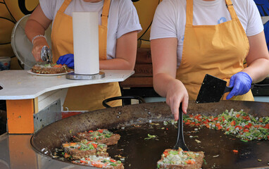 Manos de mujer preparando un sandwich de queso