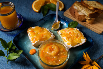 zum frühstück frische orangenmarmelade auf weißbrotscheiben mit einem glas orangensaft