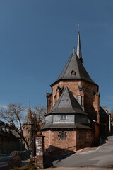 In der Altstadt dröhnt die sehr alte Kugelkirche