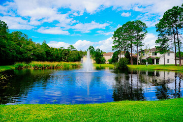 Obraz premium Beautiful house and pond in New Tampa area