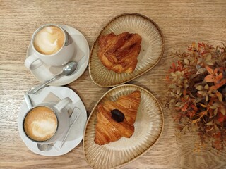 Desayuno con croissant 