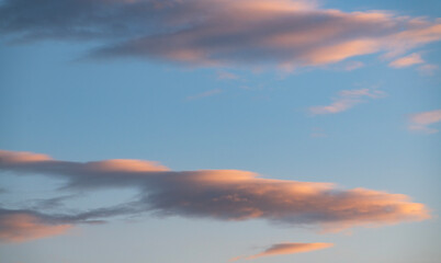 Obraz premium Sky background. Bright evening sunset sky with dramatic clouds.