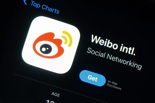 App store with Chinese Weibo social network mobile application to be installed