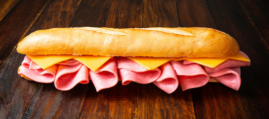 Bocadillo de mortadela y queso