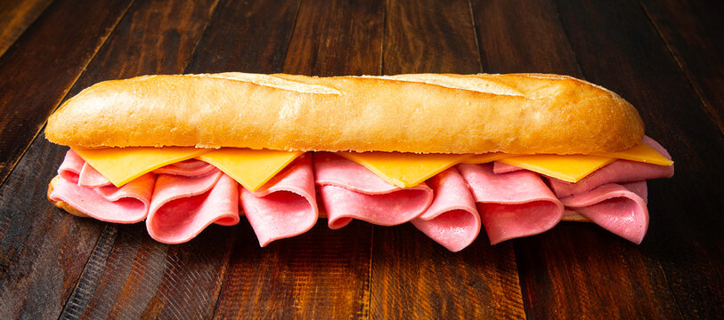 Bocadillo de mortadela y queso