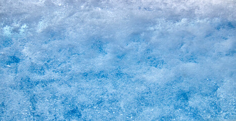 Struktur von sprudelndem Wasser hinter einer Glasscheibe