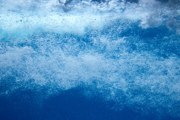 Fototapeta premium Struktur von sprudelndem Wasser hinter einer Glasscheibe