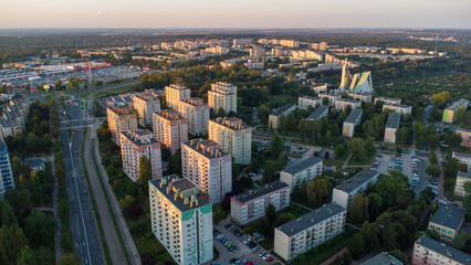 Lot nad miastem. Widok z drona. Blokowisko. Dzielnica mieszkaniowa.