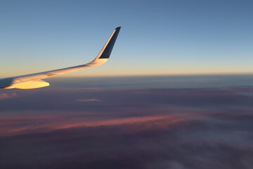 Obraz premium Pretty sunset clouds and colors from view of plane