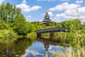 Der Nachbau einer russisch Orthodoxen Kirche im Mühlenmuseum Gifhorn. spiegelt sich im Wasser