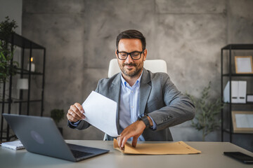 businessman puts the documents in an envelope ready for sent