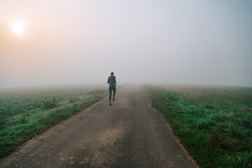 Obraz premium Peaceful surroundings inspire the runner to push their limits
