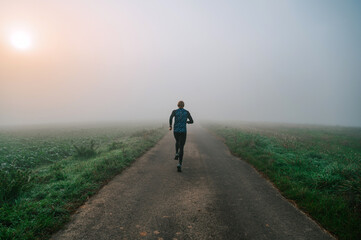 Obraz premium Gentle fog drapes over the landscape, inviting the athlete to explore