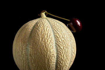 Gros plan appétissant d'un melon avec une cerise