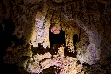 Enfants jouant dans les grottes aventure ludique et exploration mystérieuse