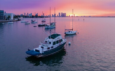Fototapeta premium Boats docked in the Biscayne Bay during a dramatic sunset in Miami Beach, Miami, Florida, United States.