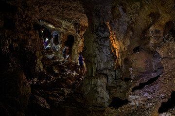 Enfants jouant dans les grottes aventure ludique et exploration mystérieuse