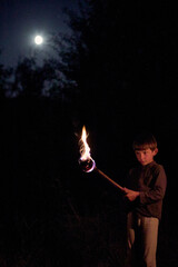 Frere et soeur tenant une lumi&egrave;re en mouvement dans l'obscurit&eacute;