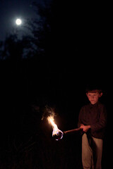 Frere et soeur tenant une lumi&egrave;re en mouvement dans l'obscurit&eacute;