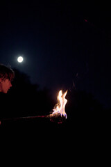 Torche enflamm&eacute;e dans la nuit noire &eacute;clat lumineux et atmosph&egrave;re &eacute;nigmatique