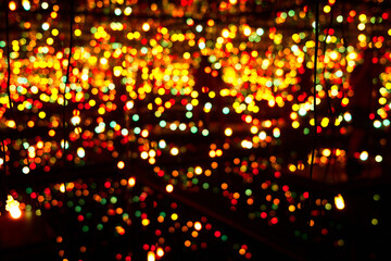 Jeu de lumi&egrave;res color&eacute;es dans un espace immersif et flou