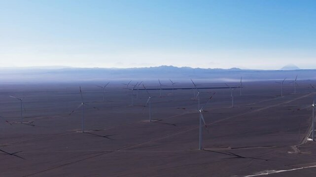 vista a&eacute;rea de parque e&oacute;lico no deserto com turbinas e&oacute;licas altas para gera&ccedil;&atilde;o de eletricidade
