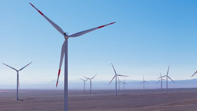 vista a&eacute;rea de parque e&oacute;lico no deserto com turbinas e&oacute;licas altas para gera&ccedil;&atilde;o de eletricidade