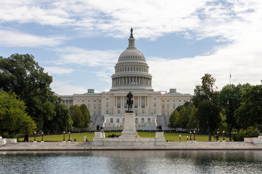 Fototapeta US Capitol building under cloudy skies