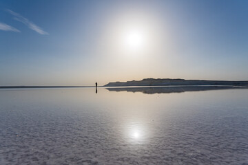 カザフスタンのマンギスタウのトゥズバイル塩湖の観光客