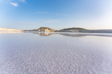 カザフスタンのマンギスタウのトゥズバイル塩湖のリフレクション