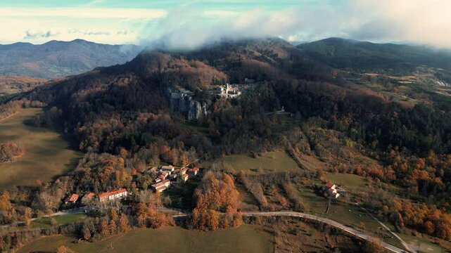 vista desde arriba vista aerea del Monte alvernia La Verna Arezzo en Italia monasterio santuario religioso lugar famoso viajando