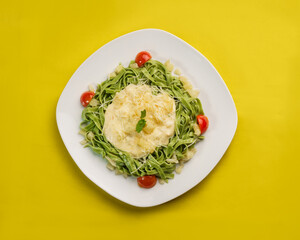 Tagliatelle caseiro de jambú ao creme queijo com abacaxi 