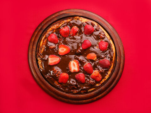 Pizza doce de chocolate com peda&ccedil;os de morango 