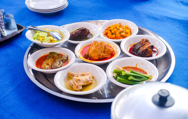 Saprahan is a tradition of eating together in Malay community customs which is carried out by sitting cross-legged in groups. This tradition is an intangible cultural heritage recognized by the state.