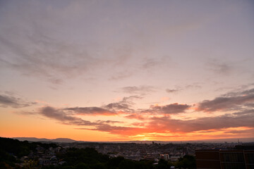 朝陽に照らされる風景