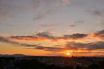 朝陽に照らされる風景