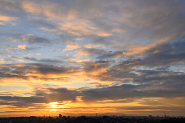 朝陽に照らされる風景