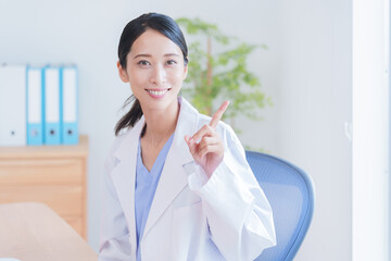 働く女性医師.
