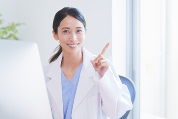 働く女性医師.