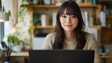 春に向けて、居心地の良いホームオフィス環境でリモートワークをする日本人女性