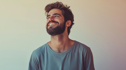 Obraz premium A man with a beard is smiling and looking up at the camera